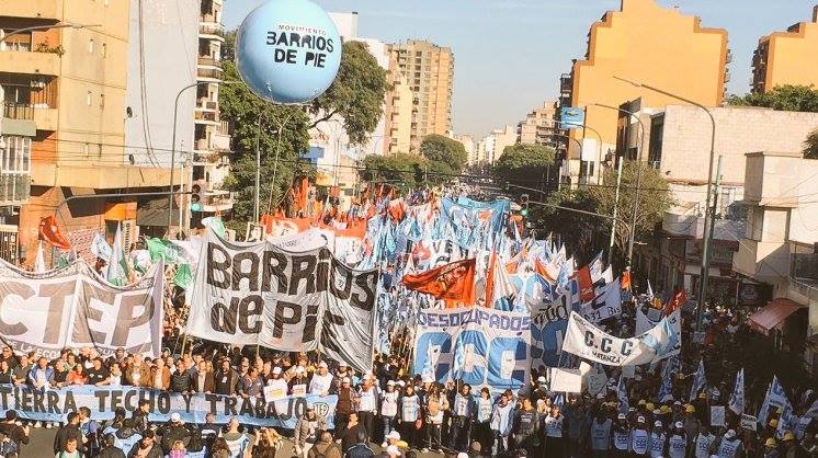 PAZ PAN TRABAJO | Una multitud, de San Cayetano a Plaza de Mayo