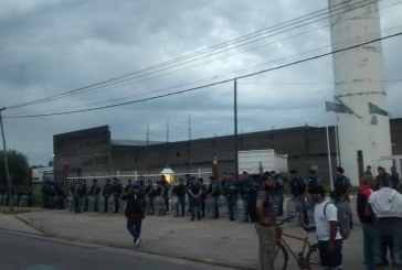 Acoplados del Oeste | «Descomunal operativo policial impide ingreso de trabajadores»