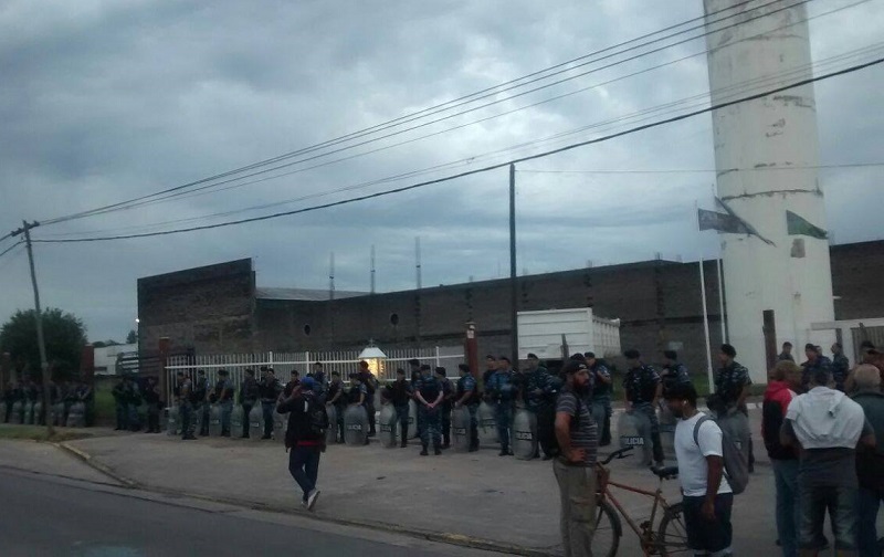 Acoplados del Oeste | «Descomunal operativo policial impide ingreso de trabajadores»