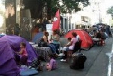 Familias desalojadas se reunen con el juez Roberto Gallardo