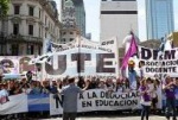 Miles de docentes marcharon hacia la Legislatura porteña