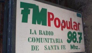 Policías intentaron ingresar a una radio en Santa Fe