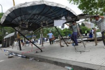 Violento desalojo de puesteros en Plaza Constitución