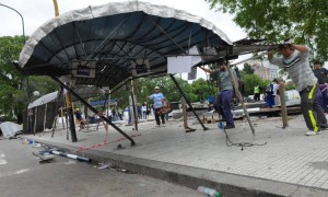 Violento desalojo de puesteros en Plaza Constitución