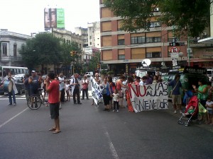 Protesta contra la instalación de aulas containers en La Boca