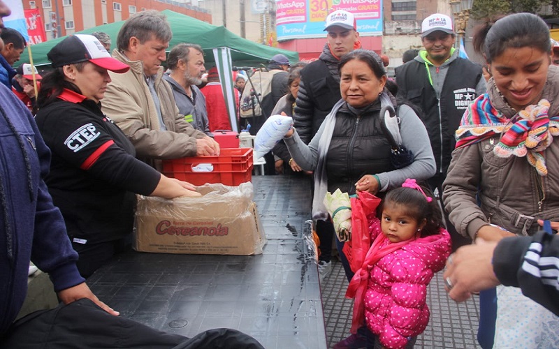 Feriazo en Once | CTEP repartió 800 litros de leche