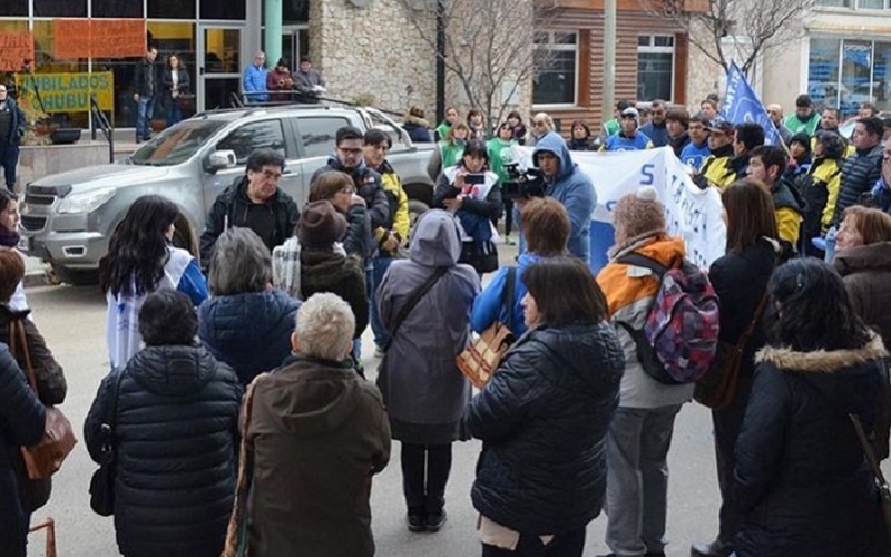 Chubut | Grave conflicto con docentes y jubilados estatales