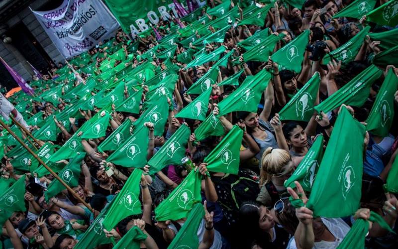 Aborto | Comenzó el debate con una multitud en la calle